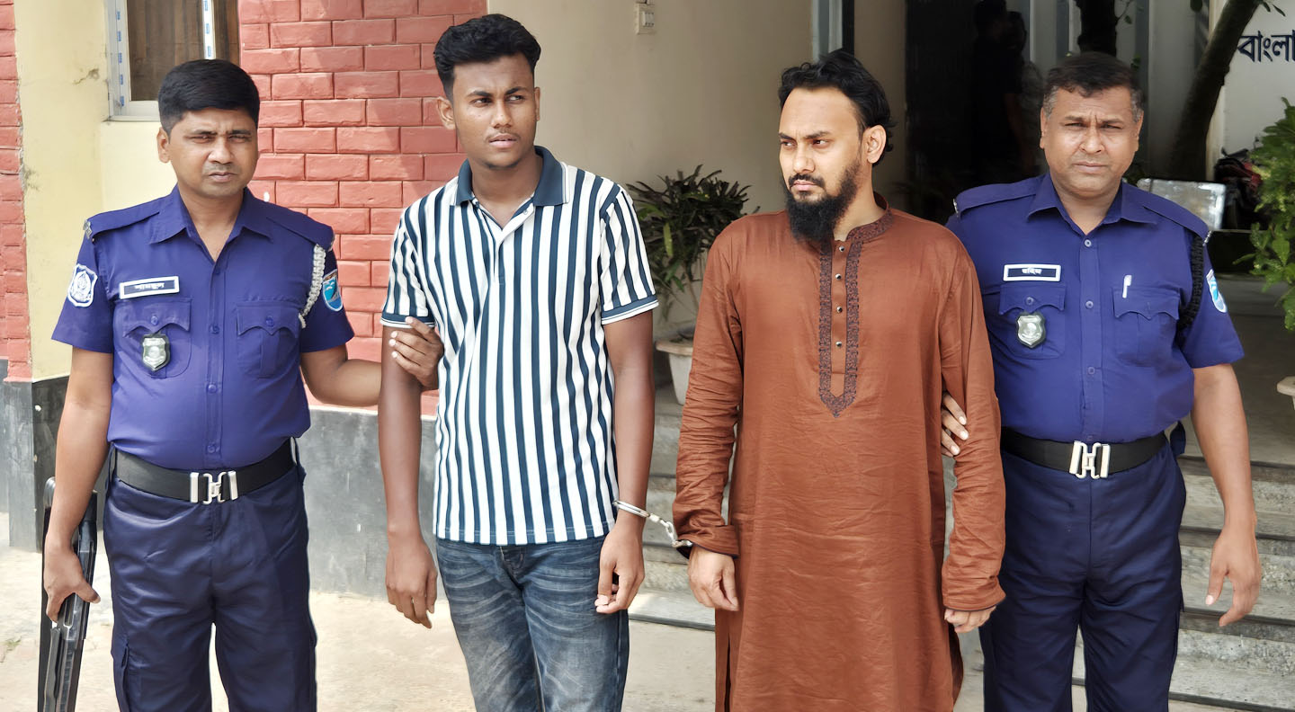 রাজবাড়ীতে ট্রাফিক পুলিশ সদস্যকে লাঞ্চিত করায় শ্যালক-দুলাভাই গ্রেপ্তার